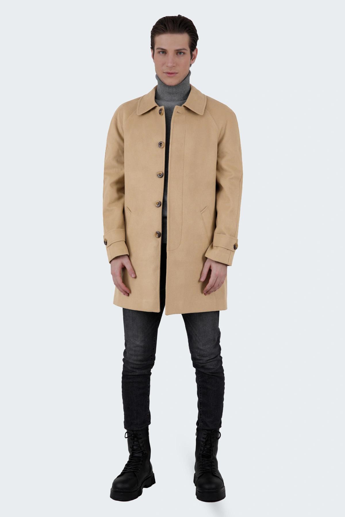 نیم پالتو مردانه قد تا بالای زانو ، فوتر بسیار گرم رنگ کرم روشن.