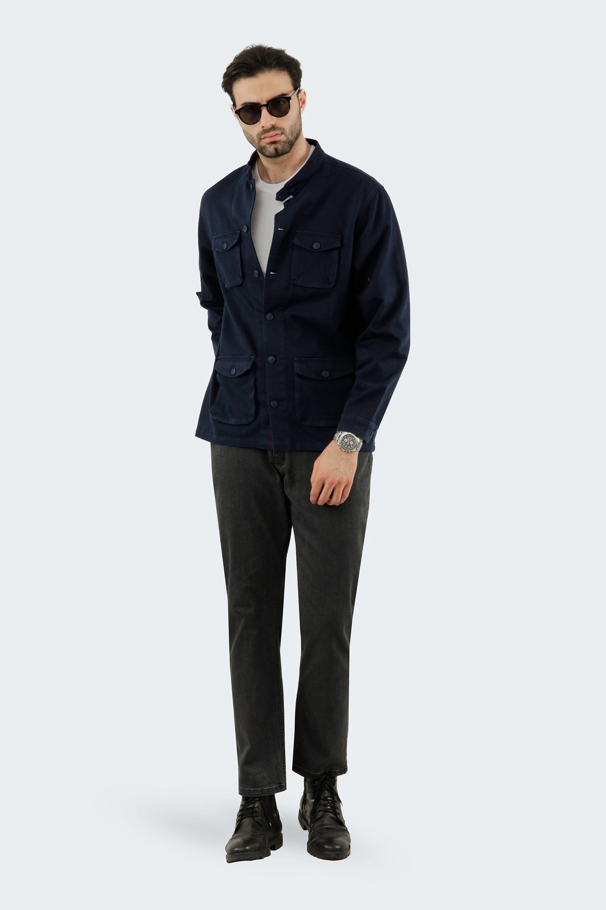 کاپشن کتان رنگ سرمه ای دارای چهار جیب در دار دکمه دار، کاپشن با استایل معمولی رنگ سرمه ای. 