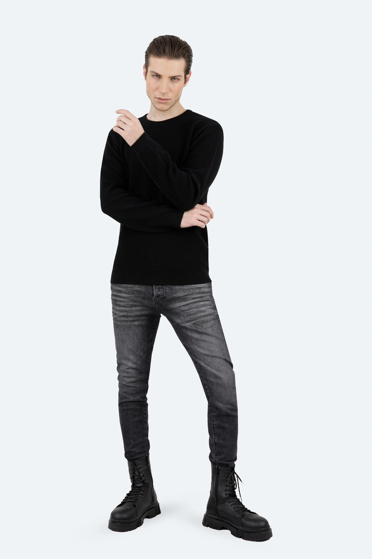 بافت مردانه رنگ مشکی ، بافت یقه گرد استایل نیمه جذب. 