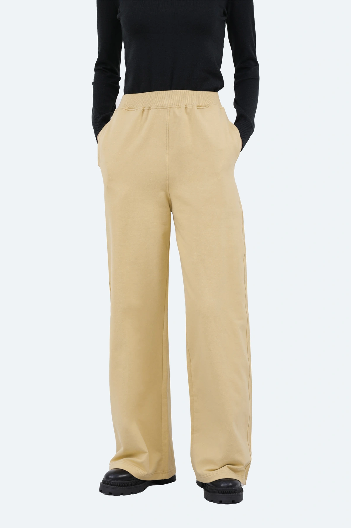 شلوار بگ زنانه تریکو رنگ کرم بژ ، شلوار مدل بگی از پارچه تریکو ارسال رایگان به سراسر کشور. 