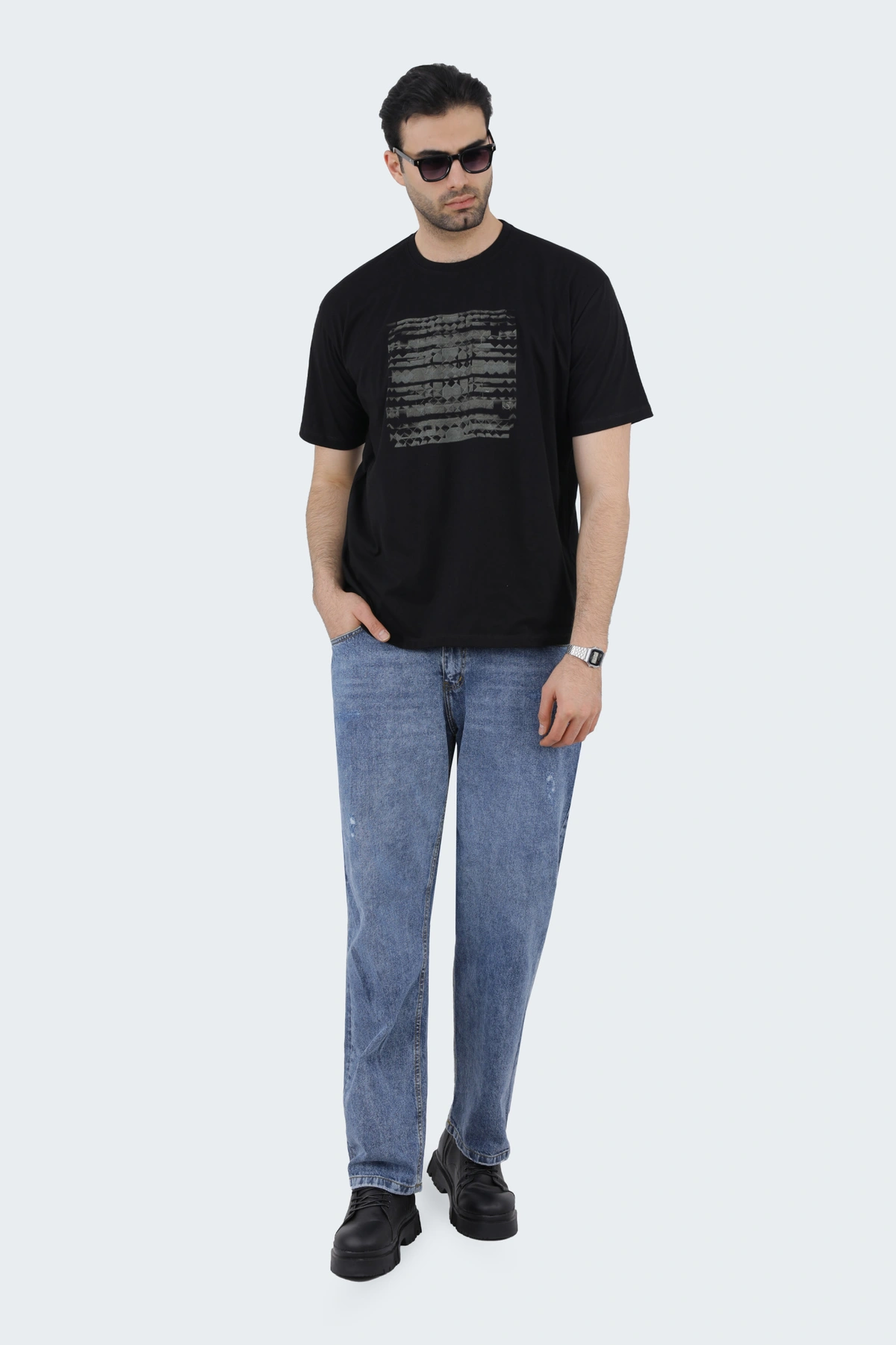 خرید تی شرت آستین کوتاه مردانه ، تی شرت چاپدار مشکی ، مدل معمولی با قیمت مناسب رنگ مشکی.