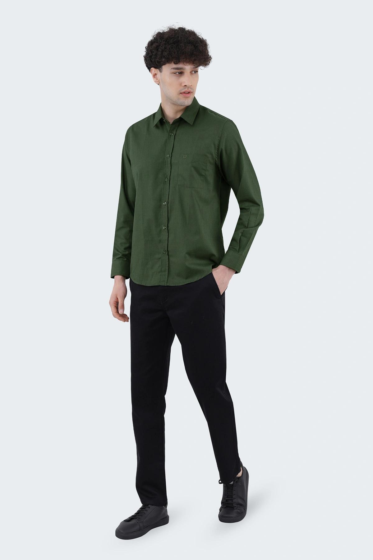پیراهن آستین بلند مردانه رگولار ، پیراهن تک جیب رنگ سبز تیره مناسب استفاده روزمره و مهمانی اداری.