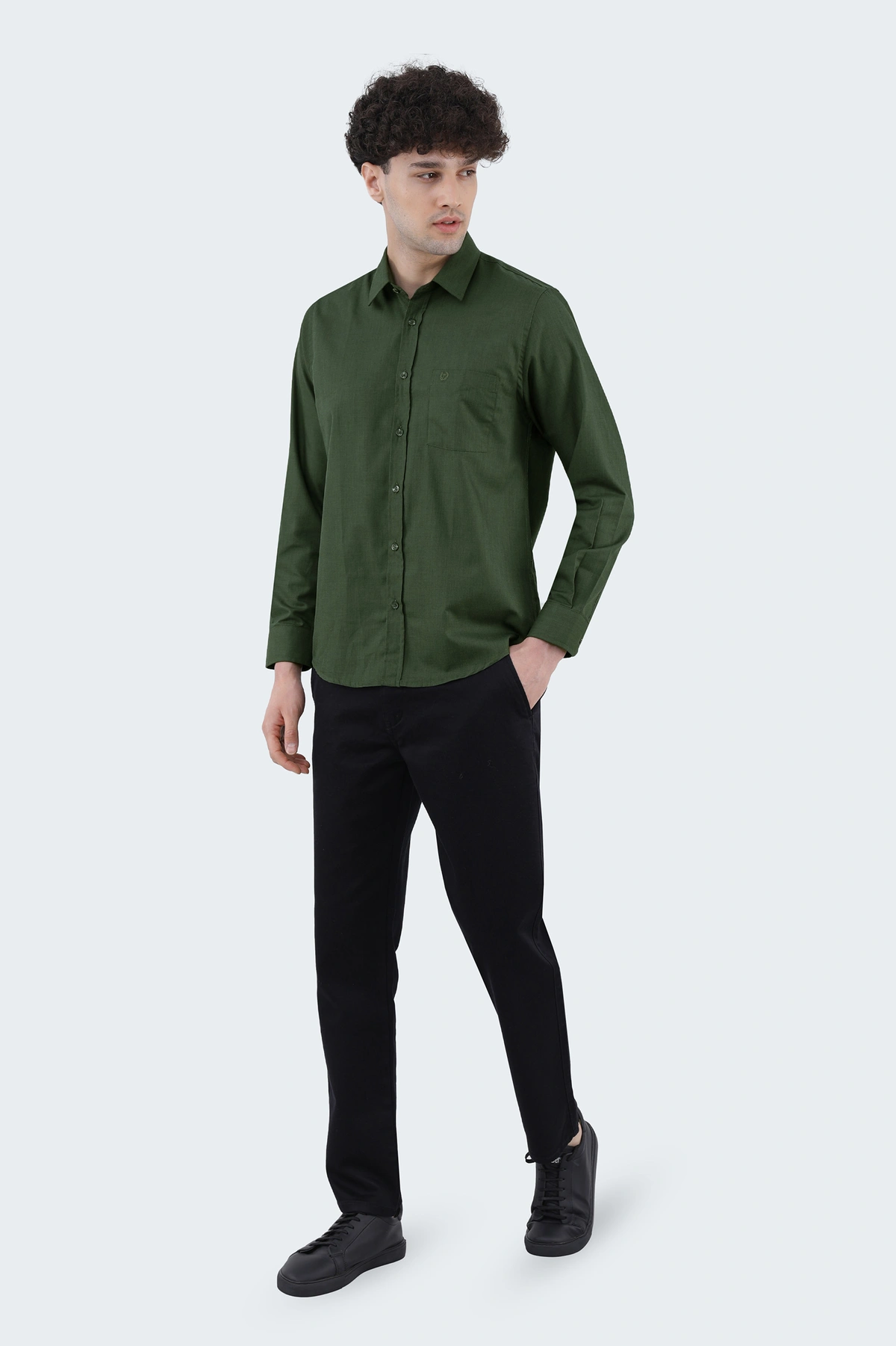 پیراهن آستین بلند مردانه رگولار ، پیراهن تک جیب رنگ سبز تیره مناسب استفاده روزمره و مهمانی اداری.