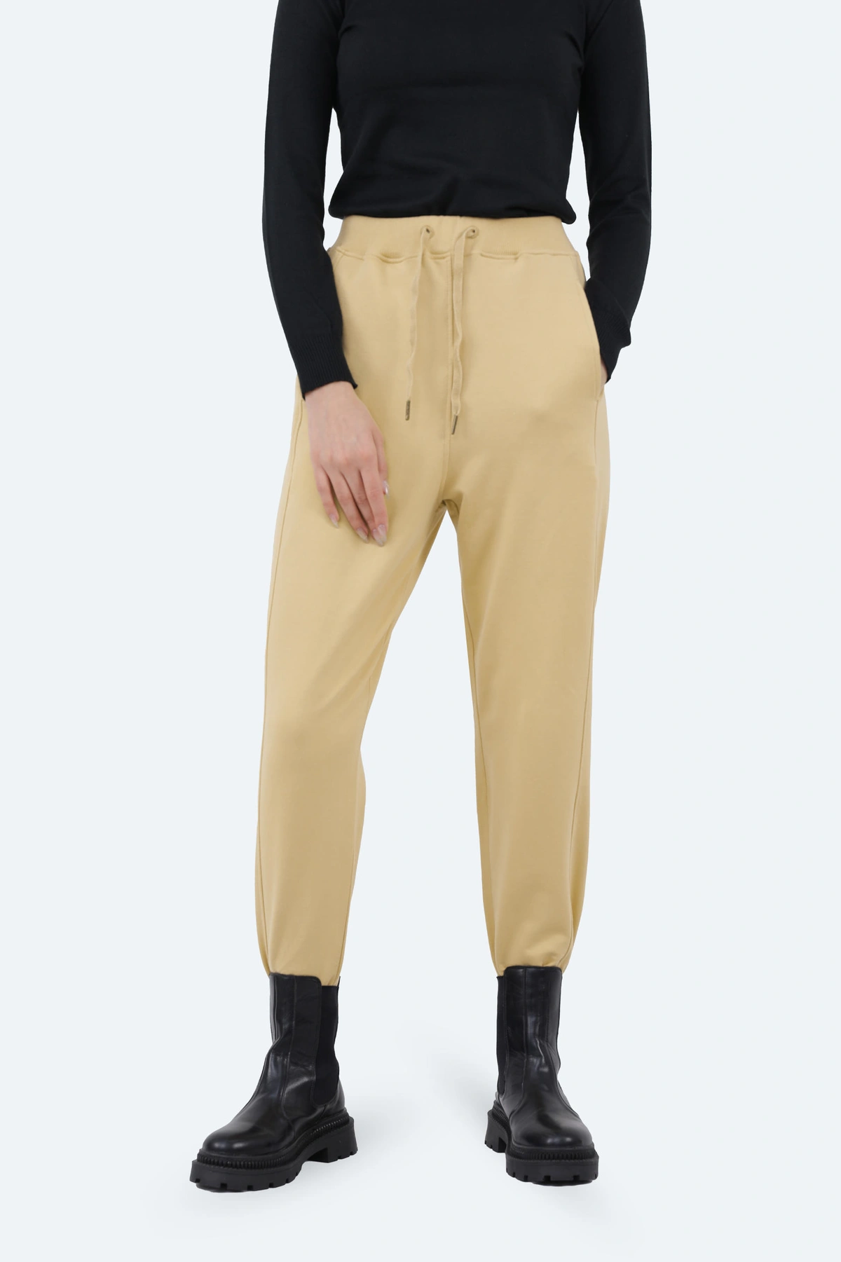 شلوار اسلش زنانه ، شلوار تریکو رنگ کرم بژ ، کمرکشدار و دمپا کشی ، خرید آسان با ارسال رایگان. 