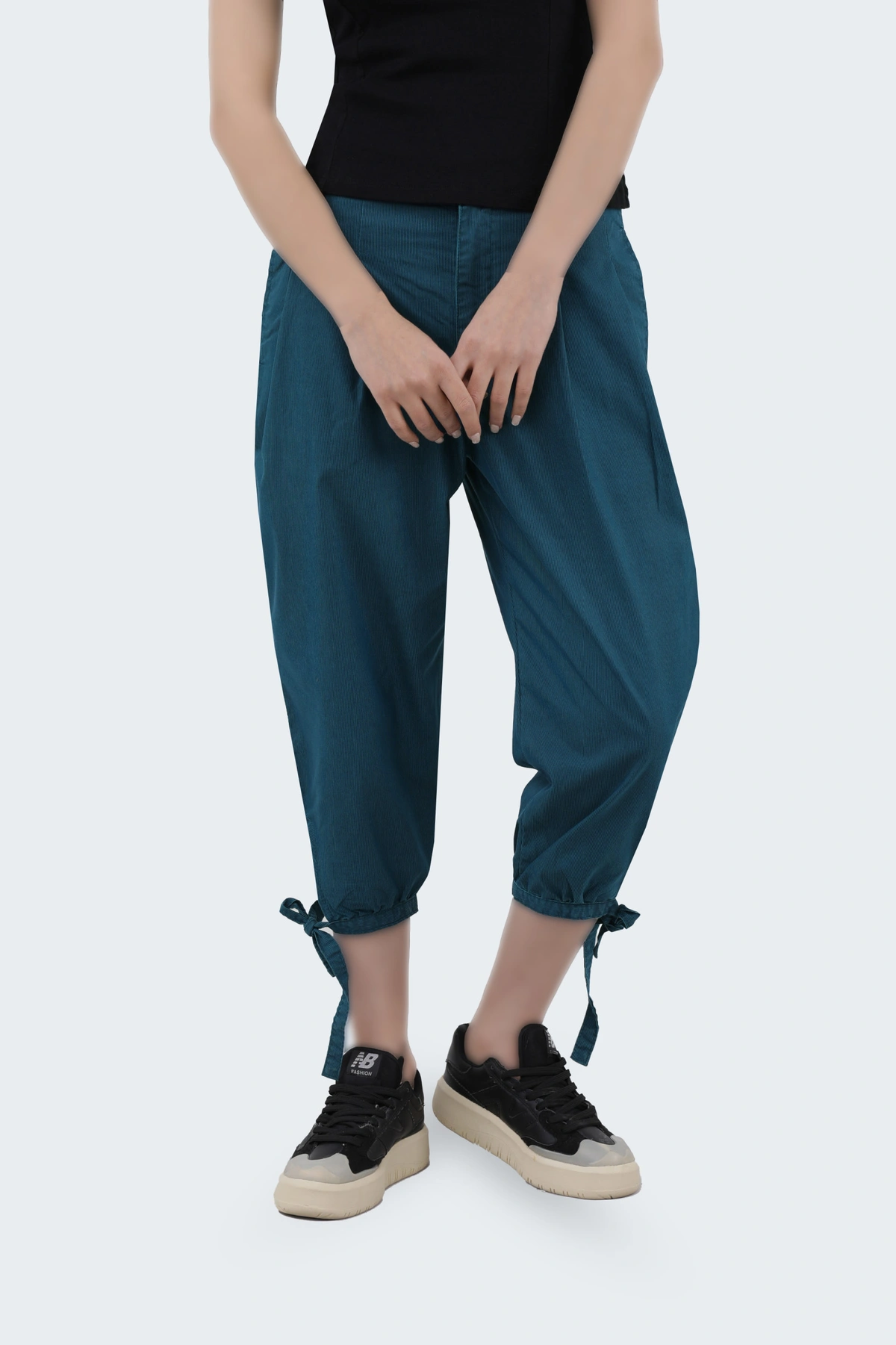 شلوار برمودا زنانه سبز آبی ، دمپا گره خور ، شلوار پشت کمر کشدار رنگ سبز تیره. 