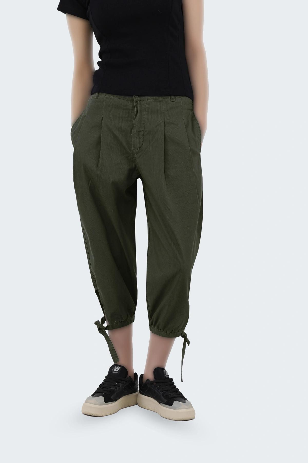 شلوار برمودا زنانه سبز تیره ، دمپا گره خور ، شلوار پشت کمر کشدار رنگ سبز تیره. 