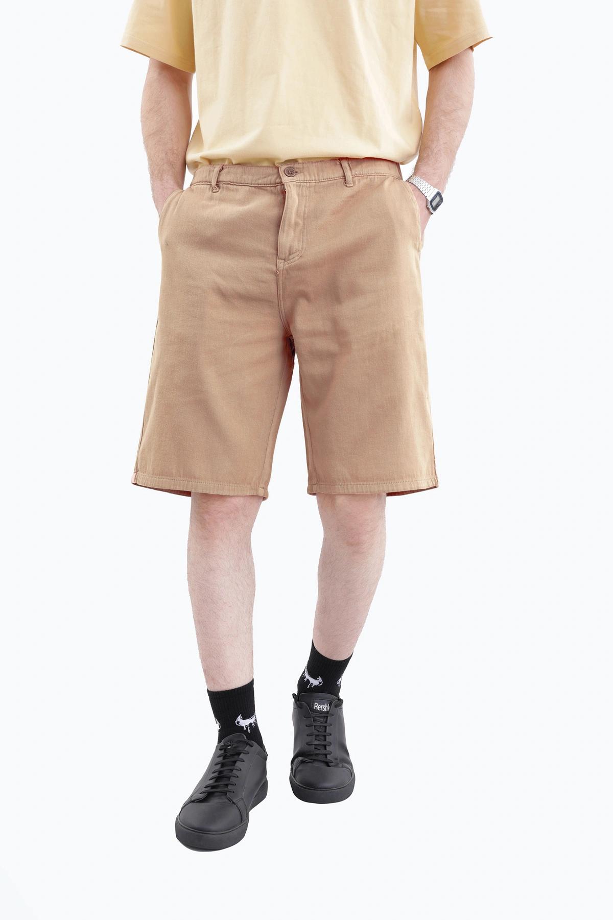 خرید شلوارک کتان مردانه رنگ کرم  ، شلوارک دارای دو جیب جانبی قد تا بالای زانو ارسال سریع و رایگان. 