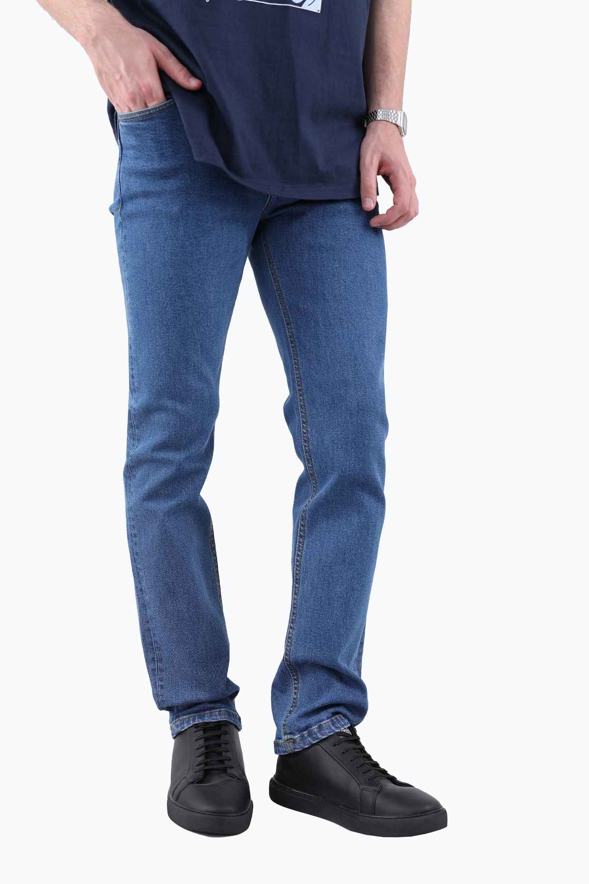 خرید شلوار جین مردانه رنگ آبی سیر ، مدل راسته ، فاق متوسط ، ارسال شلوار جین به سراسر ایران. 