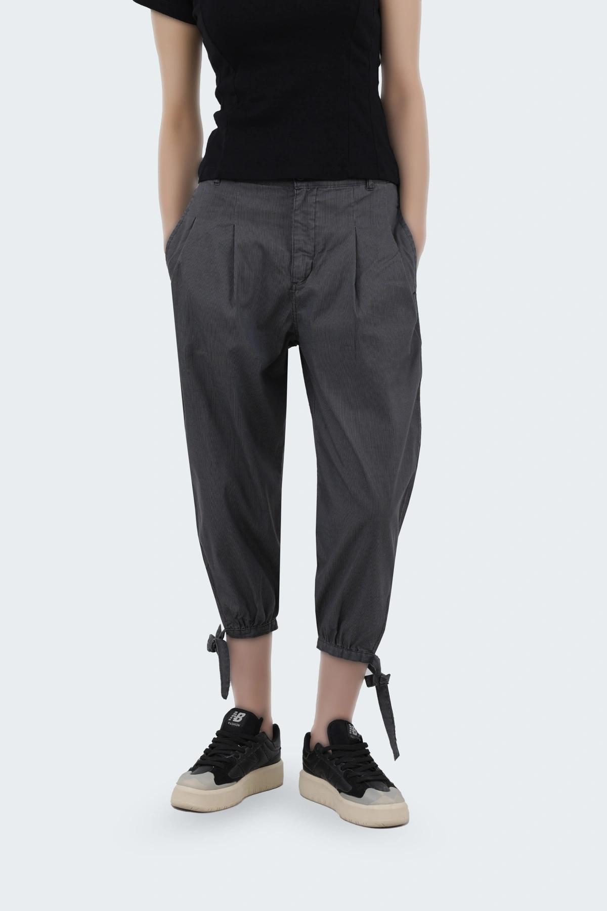 شلوار برمودا زنانه رنگ طوسی ، دمپا گره خور ، شلوار پشت کمر کشدار رنگ سبز تیره. 