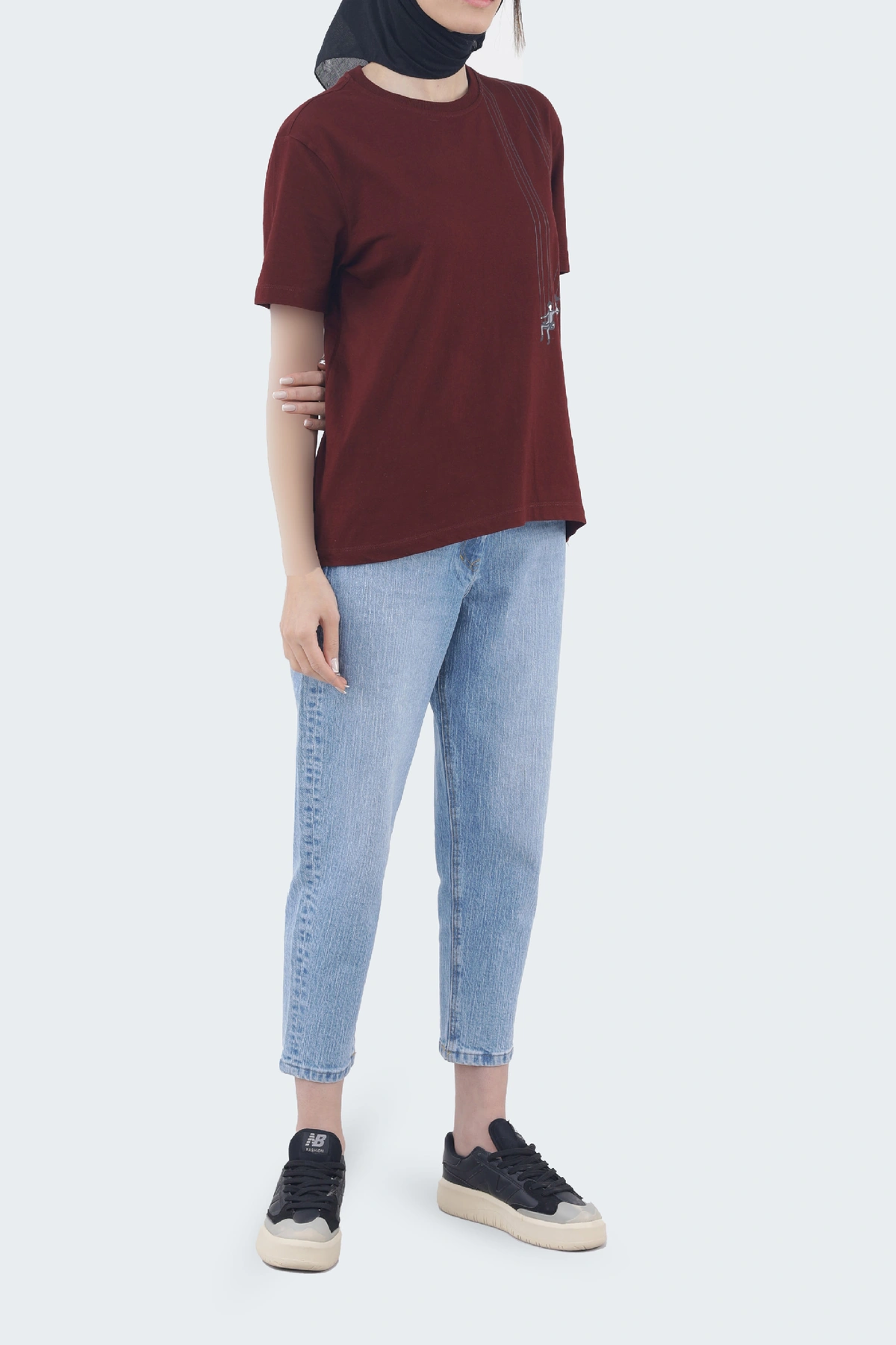 خرید تیشرت زنانه یقه گرد آستین کوتاه طرح دار ، تیشرت زرشکی رنگ مدل نیمه آزاد تولید برند پاتن جامه.