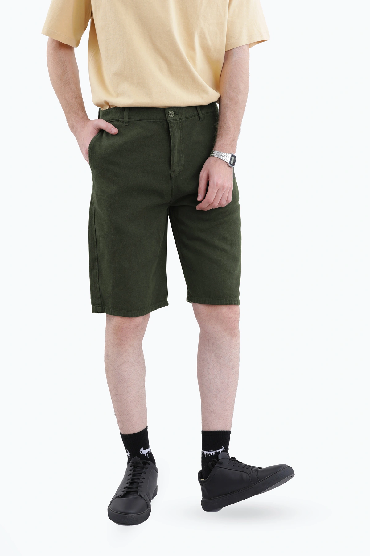 خرید شلوارک کتان مردانه رنگ سبز تیره ، شلوارک دارای دو جیب جانبی قد تا بالای زانو ارسال سریع. 