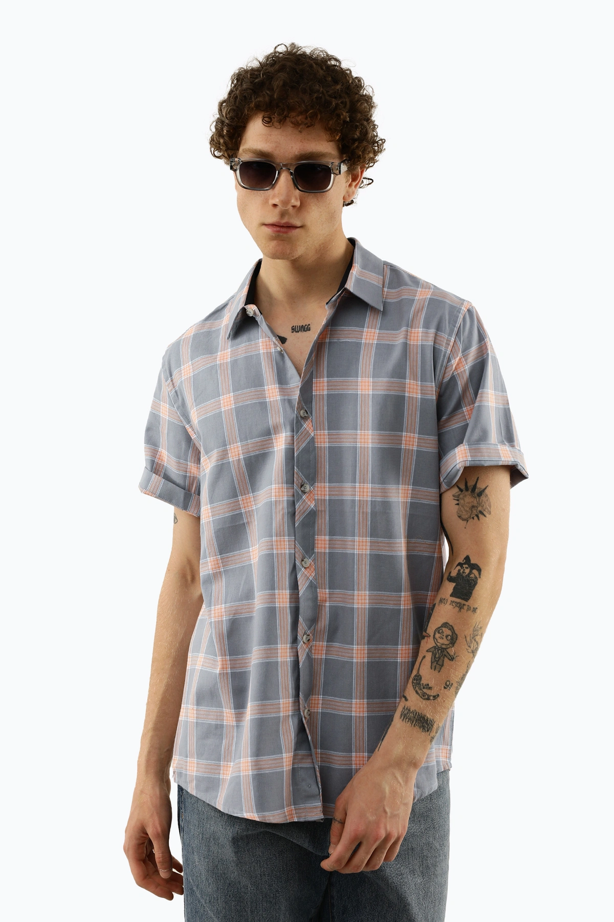 پیراهن طرح چهارخانه مردانه دارای بدون جیب و یقه برگردان ، مدل پیراهن رگولار معمولی.