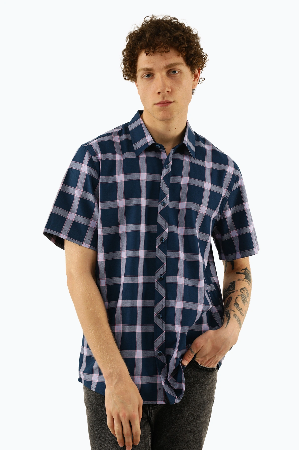    پیراهن طرح چهارخانه مردانه دارای بدون جیب و یقه برگردان ، مدل پیراهن رگولار معمولی.