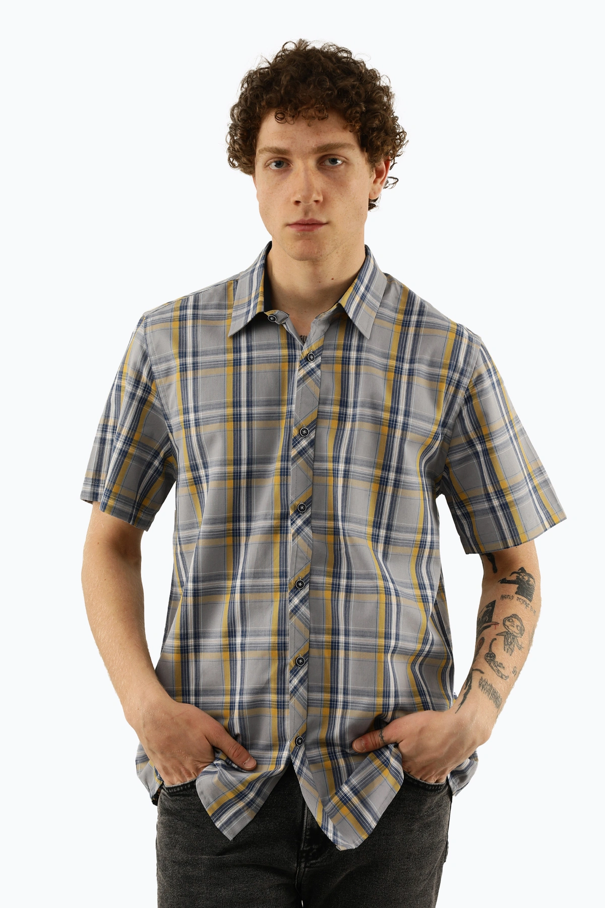   پیراهن طرح چهارخانه مردانه دارای بدون جیب و یقه برگردان ، مدل پیراهن رگولار معمولی.