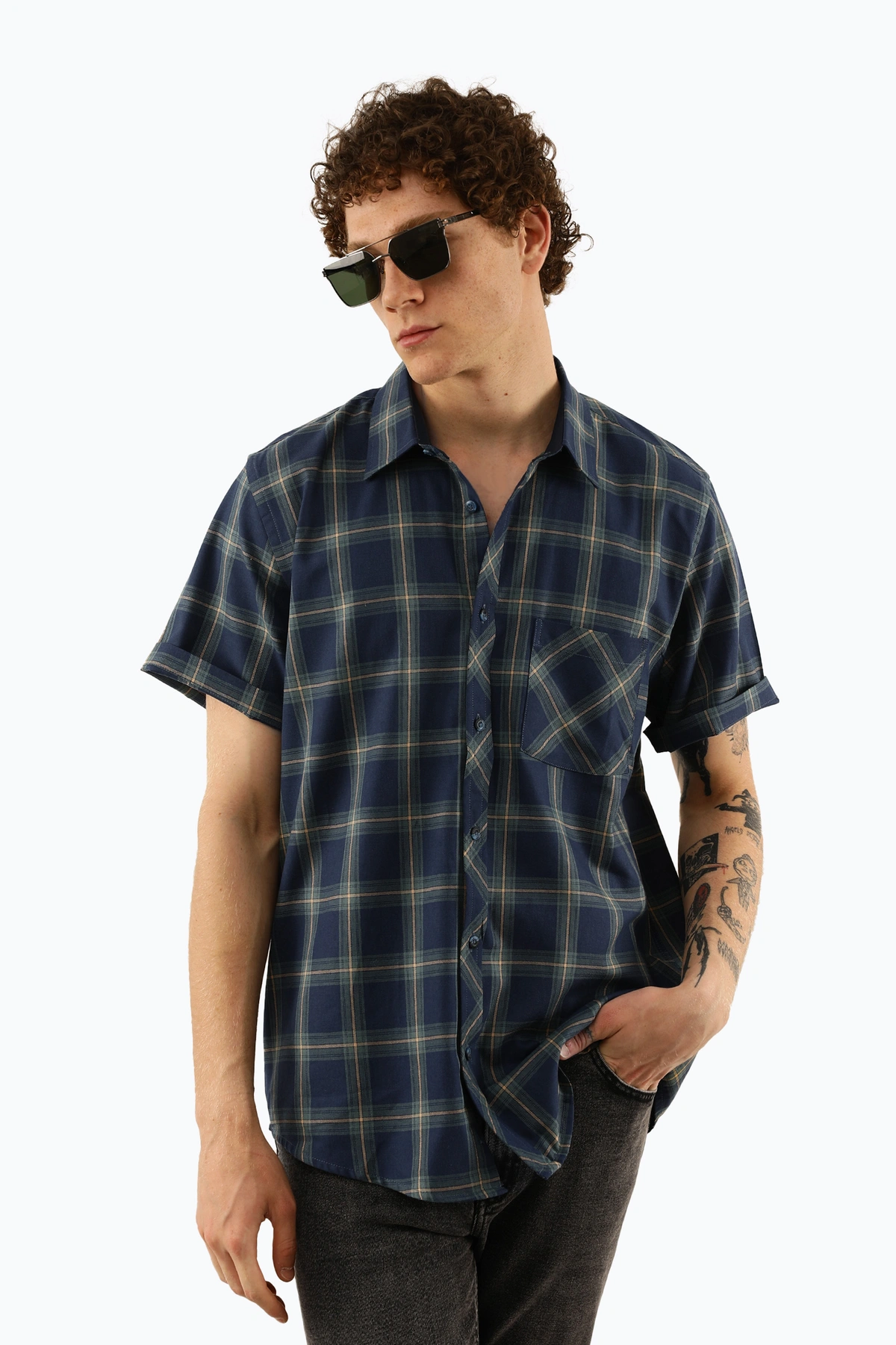 پیراهن طرح چهارخانه مردانه دارای تک جیب و یقه برگردان ، مدل پیراهن رگولار معمولی.