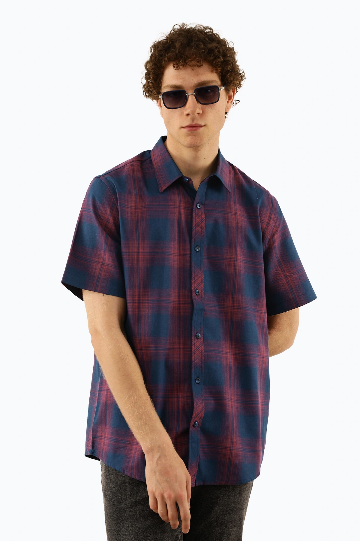  پیراهن طرح چهارخانه مردانه دارای بدون جیب و یقه برگردان ، مدل پیراهن رگولار معمولی.