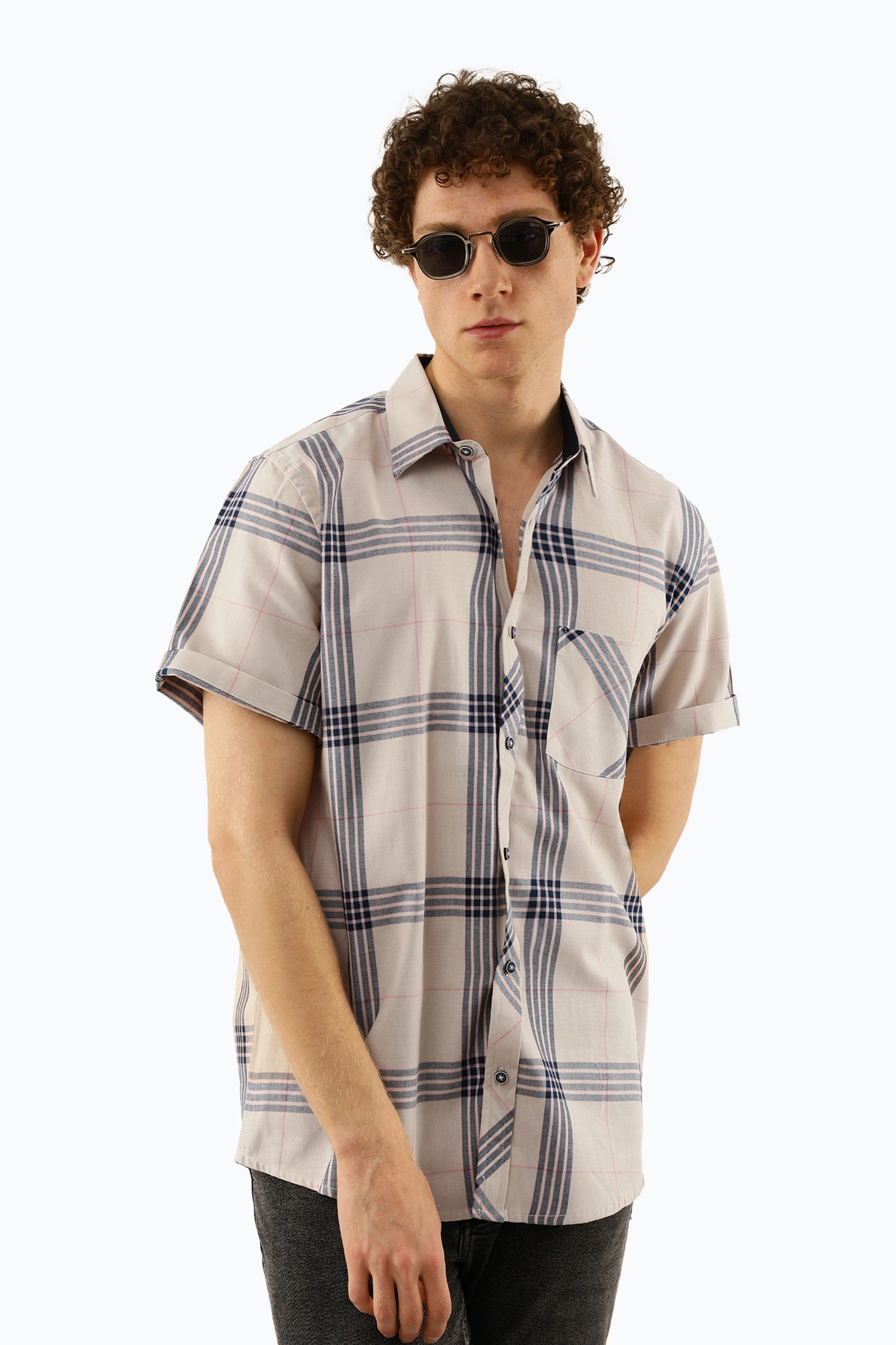 پیراهن طرح چهارخانه مردانه دارای تک جیب و یقه برگردان ، مدل پیراهن رگولار معمولی.