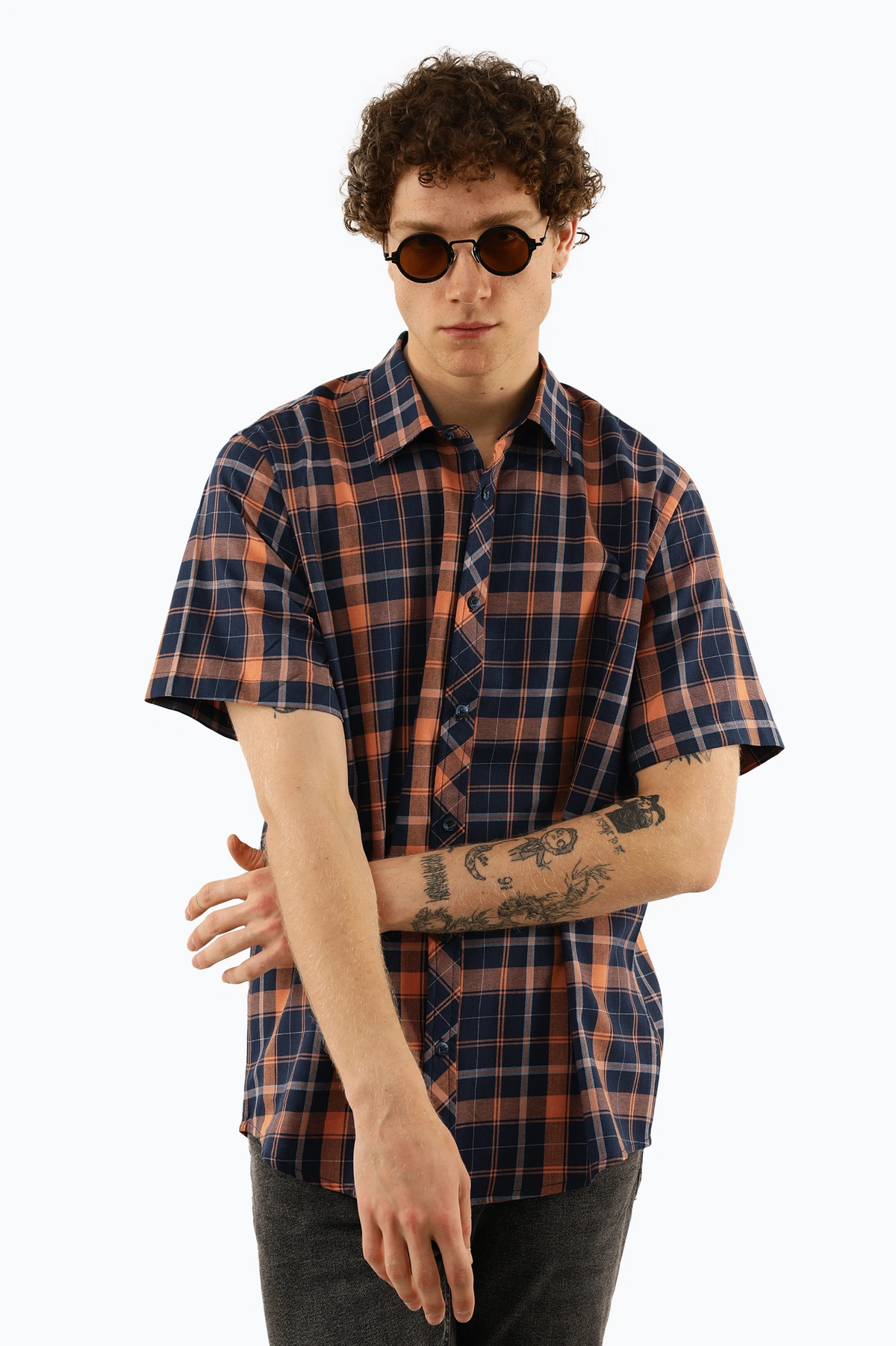   پیراهن طرح چهارخانه مردانه دارای بدون جیب و یقه برگردان ، مدل پیراهن رگولار معمولی.