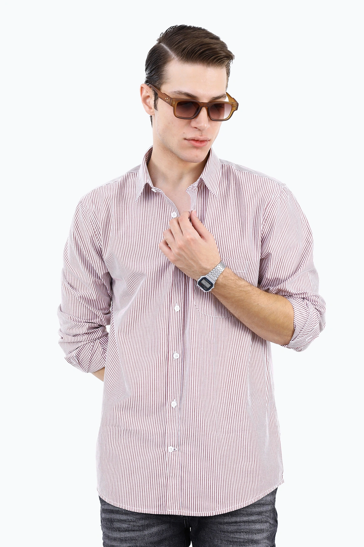   پیراهن آستین بلند مردانه ، طرح راه راه شده یقه برگردان ، مدل پیراهن رگولار معمولی.