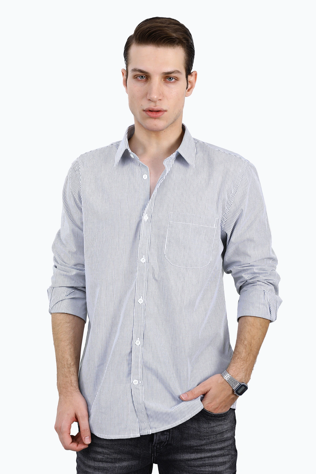   پیراهن آستین بلند مردانه ، طرح راه راه شده یقه برگردان ، مدل پیراهن رگولار معمولی.