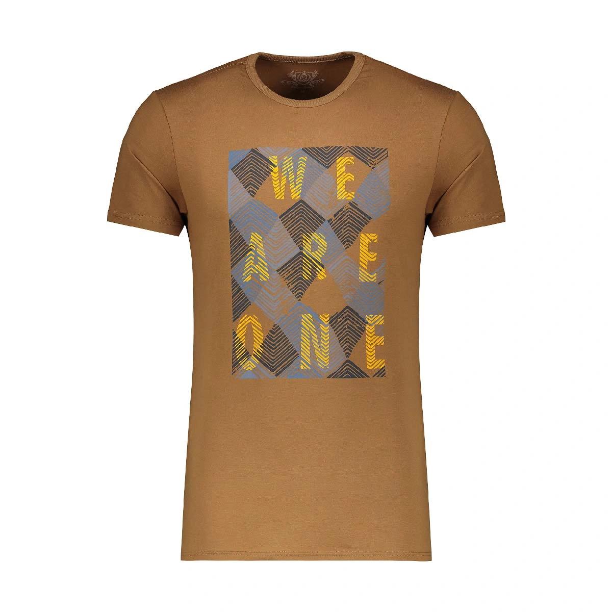 تیشرت آستین کوتاه چاپدار رنگ قهوه ای روشن پاتن جامه. تی شرت یقه گرد آستین کوتاه.