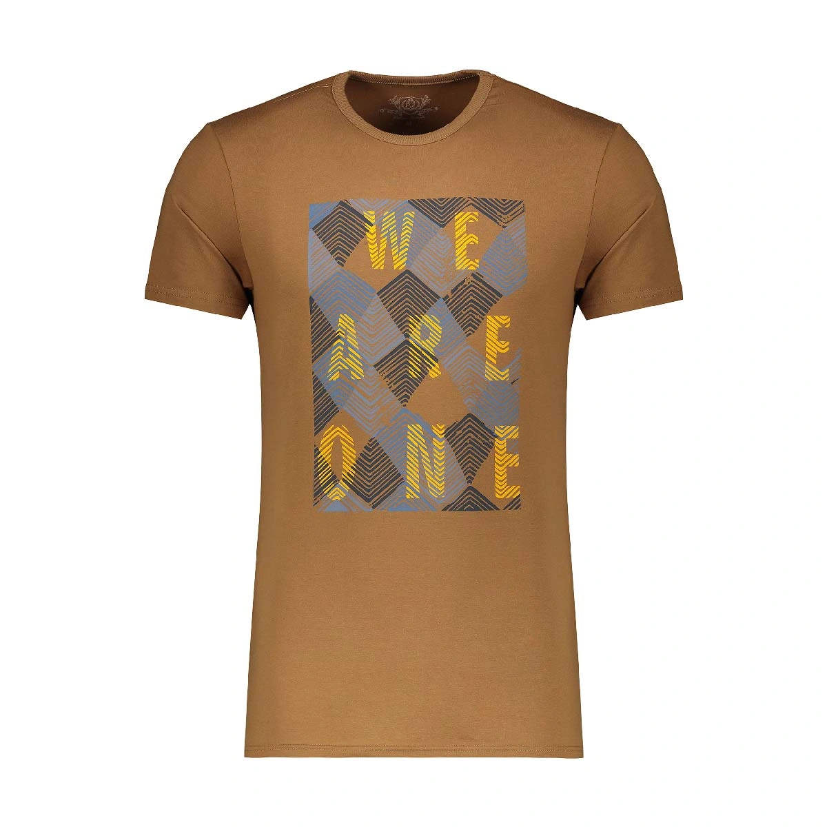 تیشرت آستین کوتاه چاپدار رنگ قهوه ای روشن پاتن جامه. تی شرت یقه گرد آستین کوتاه.