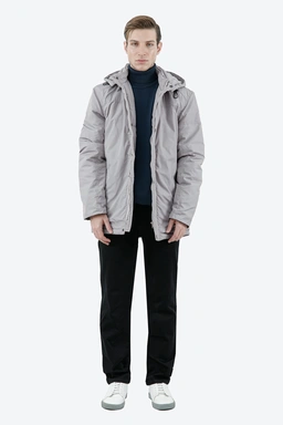 کاپشن کلاهدار مردانه از برند پاتن جامه می باشد. کاپشن گرم بادگیر و ضد آب رنگ طوسی روشن.