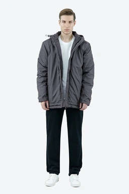 کاپشن کلاهدار مردانه از برند پاتن جامه می باشد. کاپشن گرم بادگیر و ضد آب رنگ طوسی تیره.