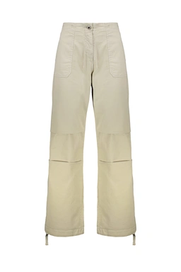 شلوار کارگو زنانه تولید برند پاتن جامه می باشد. شلوار بگی رنگ کرمی خرید آسان و ارسال رایگان.