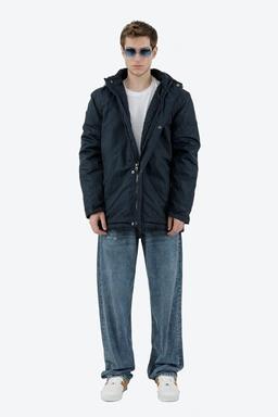 کاپشن کلاهدار مردانه از برند پاتن جامه می باشد. کاپشن گرم بادگیر و ضد آب رنگ سرمه ای.