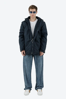 کاپشن کلاهدار مردانه از برند پاتن جامه می باشد. کاپشن گرم بادگیر و ضد آب رنگ سرمه ای.