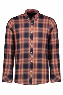 پیراهن رگولار مردانه از برند پاتن جامه ، پیراهن طرح چهارخانه یقه برگردان دکمه دار. 