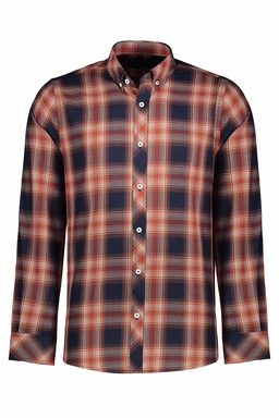 پیراهن رگولار مردانه از برند پاتن جامه ، پیراهن طرح چهارخانه یقه برگردان دکمه دار. 