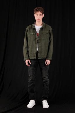 خرید کاپشن مردانه لیوایزی ، کاپشن کوتاه دکمه دار دارای دو جیب در دار روی قسمت سینه رنگ سبز  تیره.