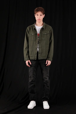 خرید کاپشن مردانه لیوایزی ، کاپشن کوتاه دکمه دار دارای دو جیب در دار روی قسمت سینه رنگ سبز  تیره.