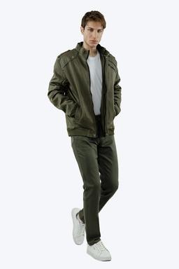 کاپشن کتان مردانه یقه ایستاده از برند پاتن جامه ، کاپشن گرم آستری شمعی رنگ سبز تیره. 