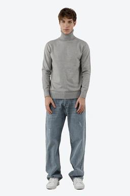 پلیور بافت مردانه یقه اسکی رنگ طوسی روشن از برند پاتن جامه ، مناسب استفاده در فصول زمستان. 