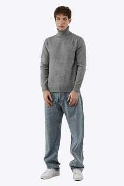 پلیور بافت مردانه یقه اسکی رنگ طوسی تیره از برند پاتن جامه ، مناسب استفاده در فصول زمستان. 