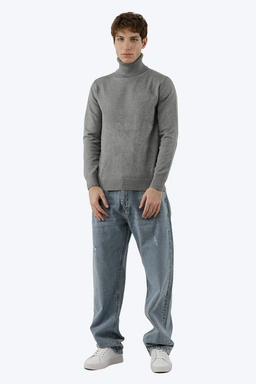 پلیور بافت مردانه یقه اسکی رنگ طوسی تیره از برند پاتن جامه ، مناسب استفاده در فصول زمستان. 