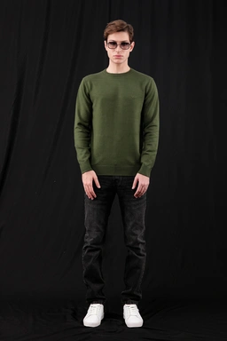 بافت یقه گرد  سبز تیره  مردانه ، تولید از برند پاتن جامه ، پلیور گرم مردانه مناسب فصول سرد.