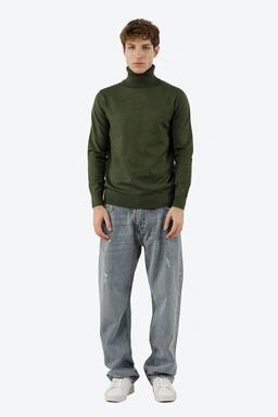 پلیور بافت مردانه یقه اسکی رنگ سبز تیره از برند پاتن جامه ، مناسب استفاده در فصول زمستان. 