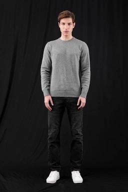 بافت یقه گرد  طوسی مردانه ، تولید از برند پاتن جامه ، پلیور گرم مردانه مناسب فصول سرد.