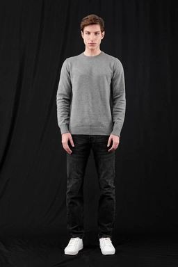 بافت یقه گرد  طوسی مردانه ، تولید از برند پاتن جامه ، پلیور گرم مردانه مناسب فصول سرد.