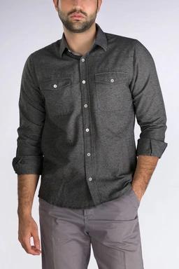 پیراهن مردانه رنگ طوسی تیره  دارای دو جیب در دار دکمه دار ، مدل پشمی آستین بلند نیمه آزاد. 