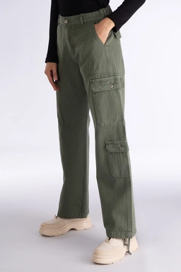 شلوار کارگو زنانه رنگ سبز  ، 7 جیب ، شلوار زنانه گشاد استایل آزاد. 