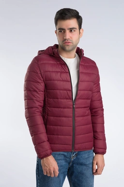 خرید کاپشن مردانه شمعی زرشکی پفی ، با ضخامت متوسط کاپشن ضد آب و بادگیر از برند پاتن جامه. 