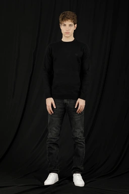 بافت یقه گرد  مشکی مردانه ، تولید از برند پاتن جامه ، پلیور گرم مردانه مناسب فصول سرد.