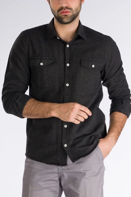 پیراهن مردانه رنگ مشکی دارای دو جیب در دار دکمه دار ، مدل پشمی آستین بلند نیمه آزاد. 