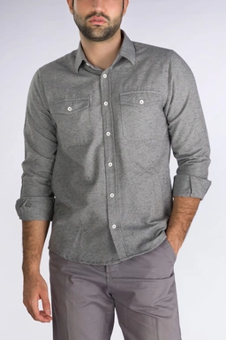 پیراهن مردانه رنگ طوسی روشن دارای دو جیب در دار دکمه دار ، مدل پشمی آستین بلند نیمه آزاد. 