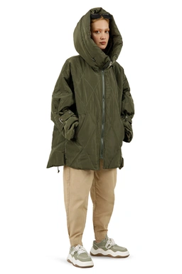 کاپشن شمعی زنانه ، مدل آزاد پفی ، کاپشن ضد آب و بادگیر ، رنگ سبز براق. 